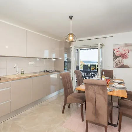 Ivano&heated Pool&sea View&football Court&children's Playground Villa *