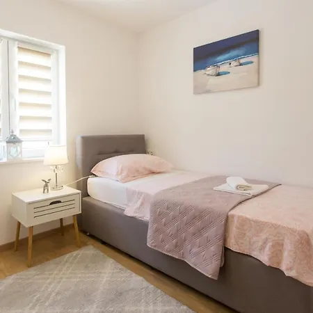 Ivano&heated Pool&sea View&football Court&children's Playground Villa *
